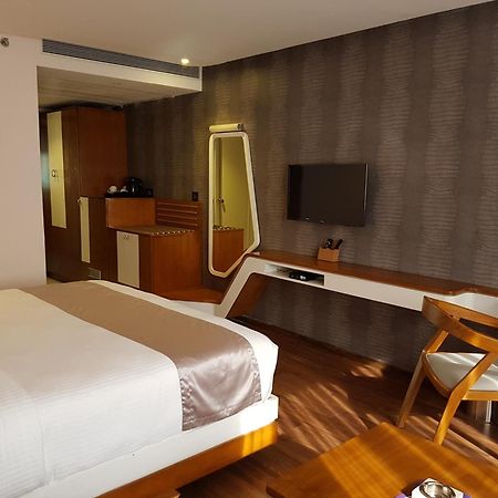 Hotel The Blooms Cochin Kochi Zewnętrze zdjęcie