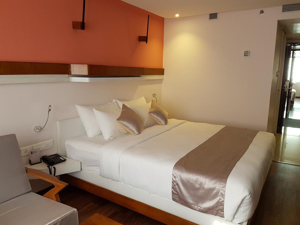 Hotel The Blooms Cochin Kochi Zewnętrze zdjęcie