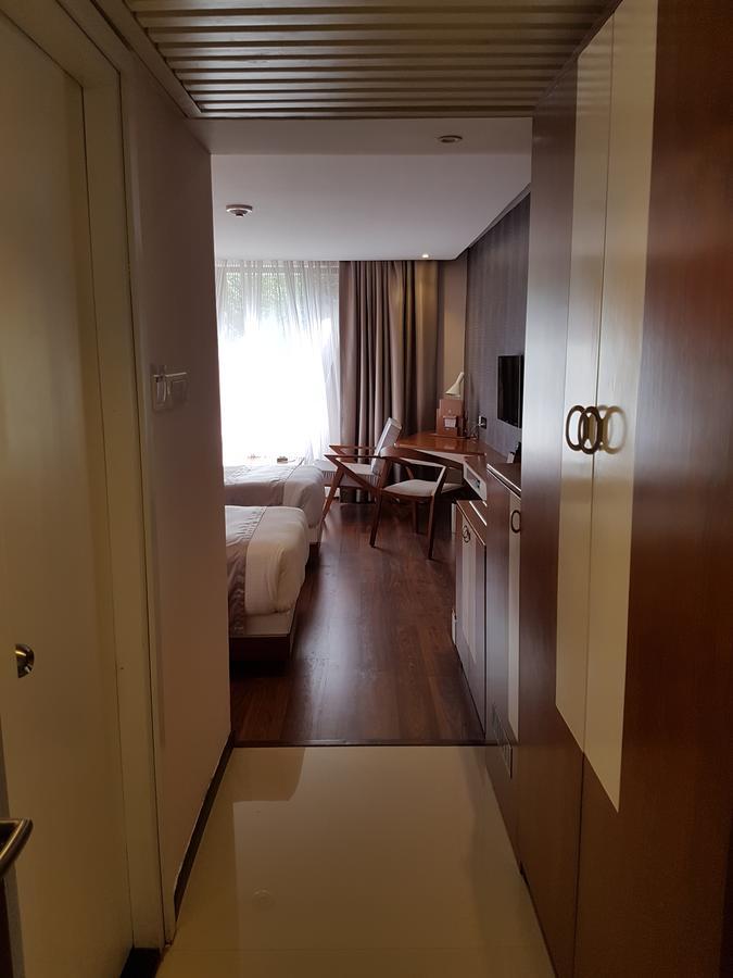 Hotel The Blooms Cochin Kochi Zewnętrze zdjęcie