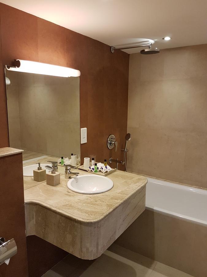 Hotel The Blooms Cochin Kochi Zewnętrze zdjęcie