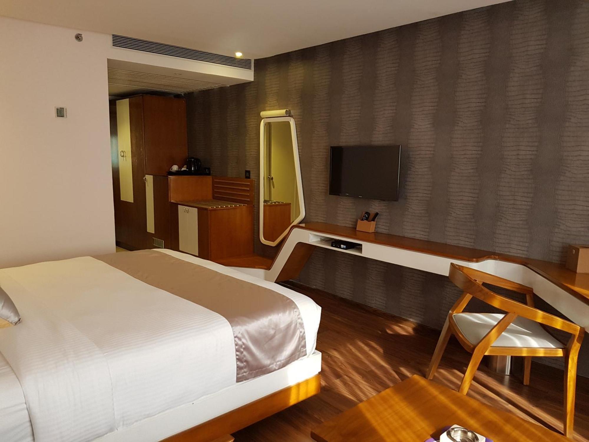 Hotel The Blooms Cochin Kochi Zewnętrze zdjęcie